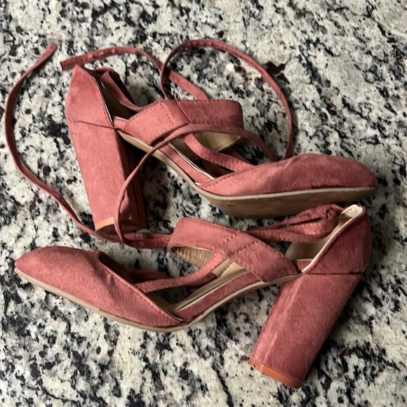 Pink suede heels - Picture 3 of 3